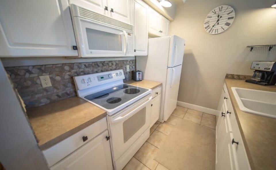 Lakeside Village 1BD Kitchen