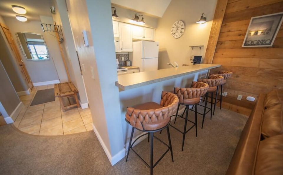 Lakeside Village 1BD Kitchen and Bar Seating