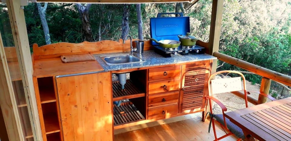 Kitchen and dinner corner on the private terrace of the Glamping Lodge Tent