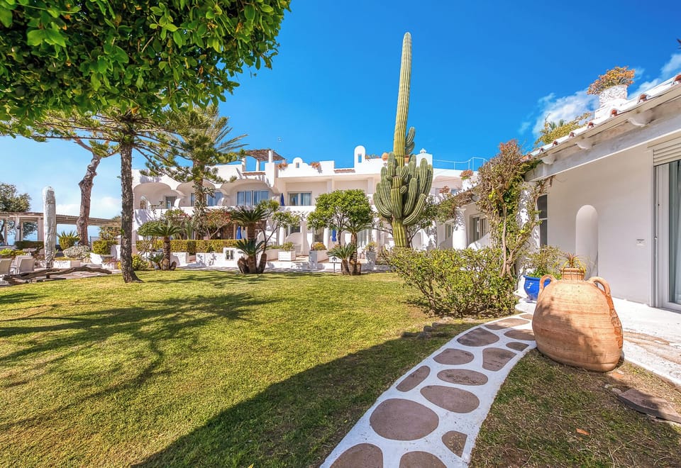 Unique Experience Inside a Botanical Garden, Villa,15 units, pools, bar, rest