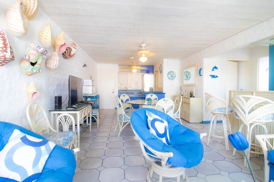 Loma Del Mar D7, Living room. (MyPvRentals) 