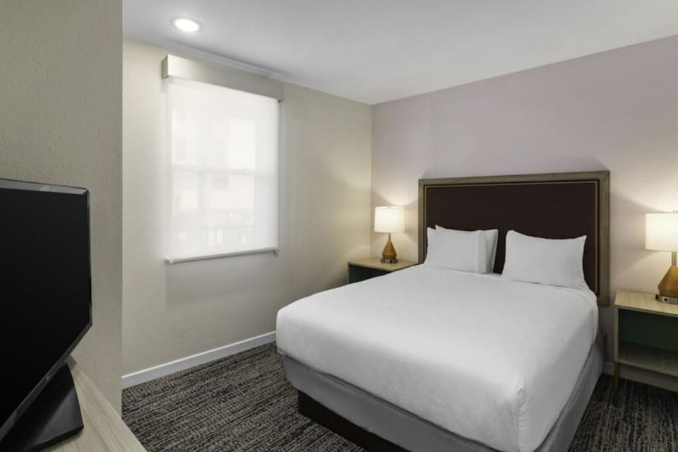 2 twins or 1 queen, spare bedroom