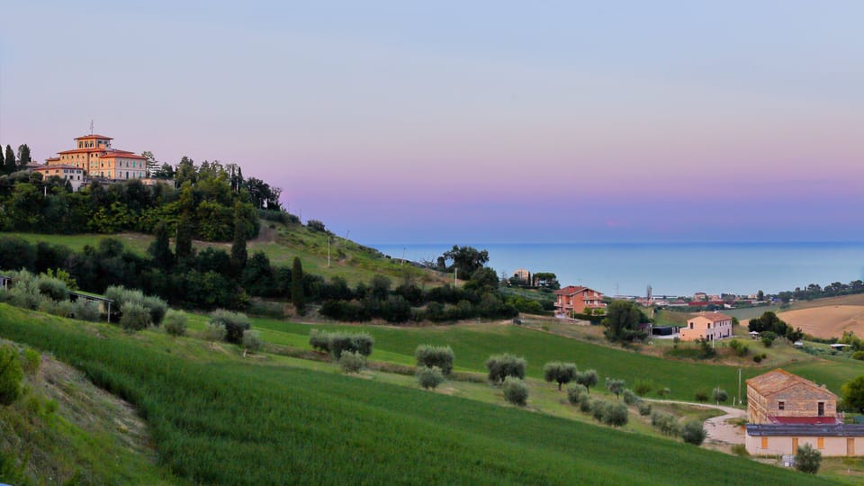 Country House The house of Carla-Pool and WI FI Free-TWO-ROOM APARTMENT 3 km from the SEA  Cottage in Marche