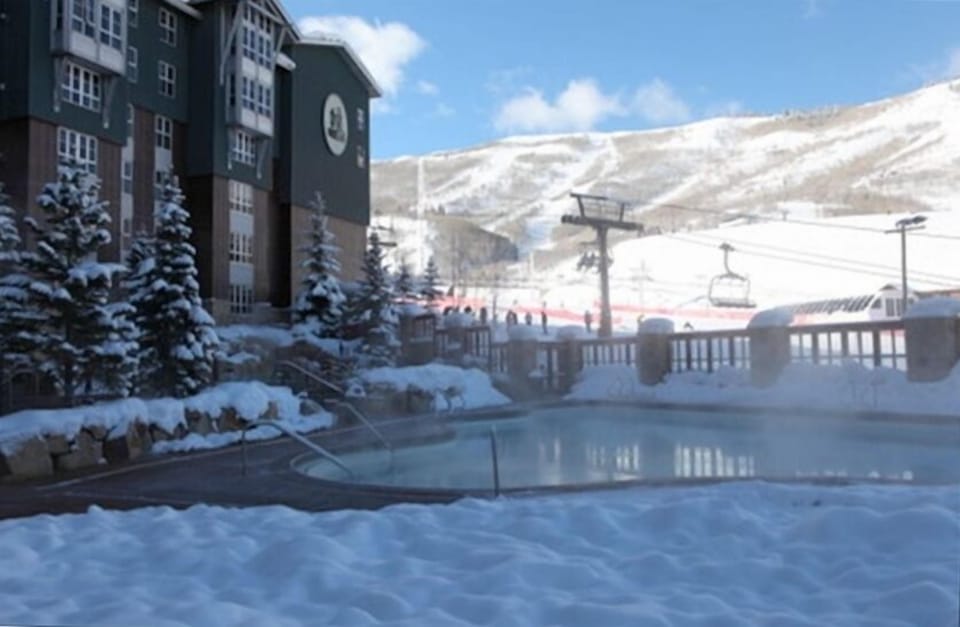 Marriott Mountainside: Relax in the heated pools and jacuzzi surrounded by snow!