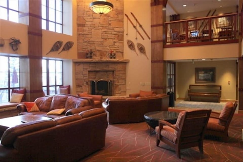 Marriott Mountainside: Relax in the Lodge overlooking the slopes!!