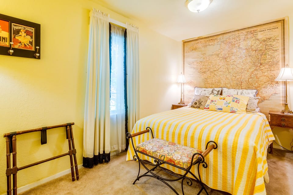Queen 2nd bedroom in Paris Suite