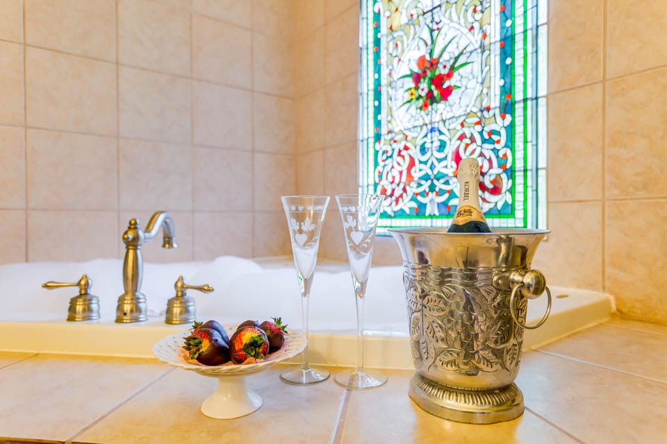 Whirlpool tub for two - Paris Suite bathroom