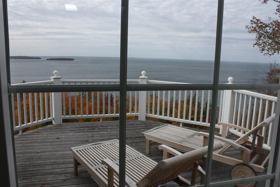 Private patio deck with beautiful view from 2nd story guest’s Master suite