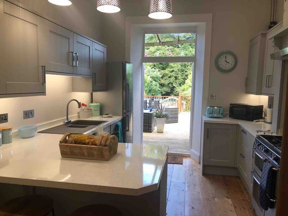 Fully equipped kitchen with breakfast bar