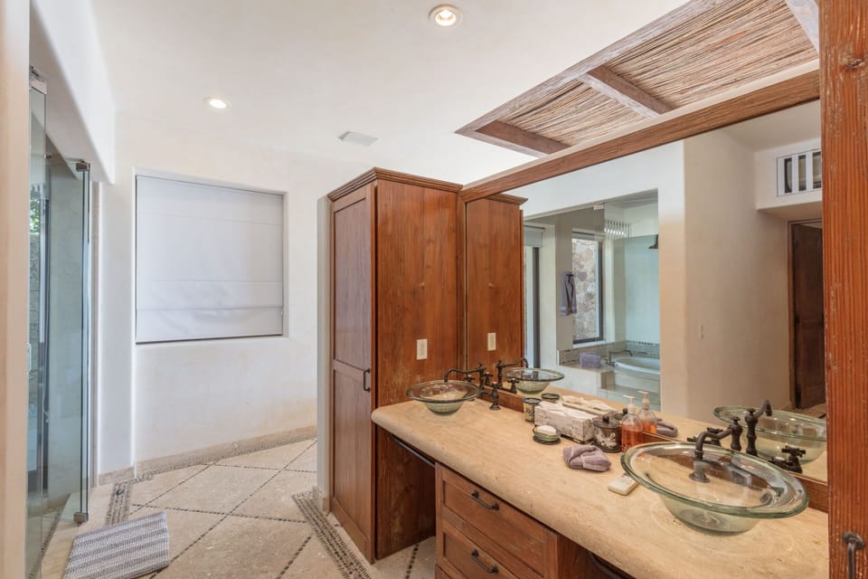 Suite #1 sinks.
