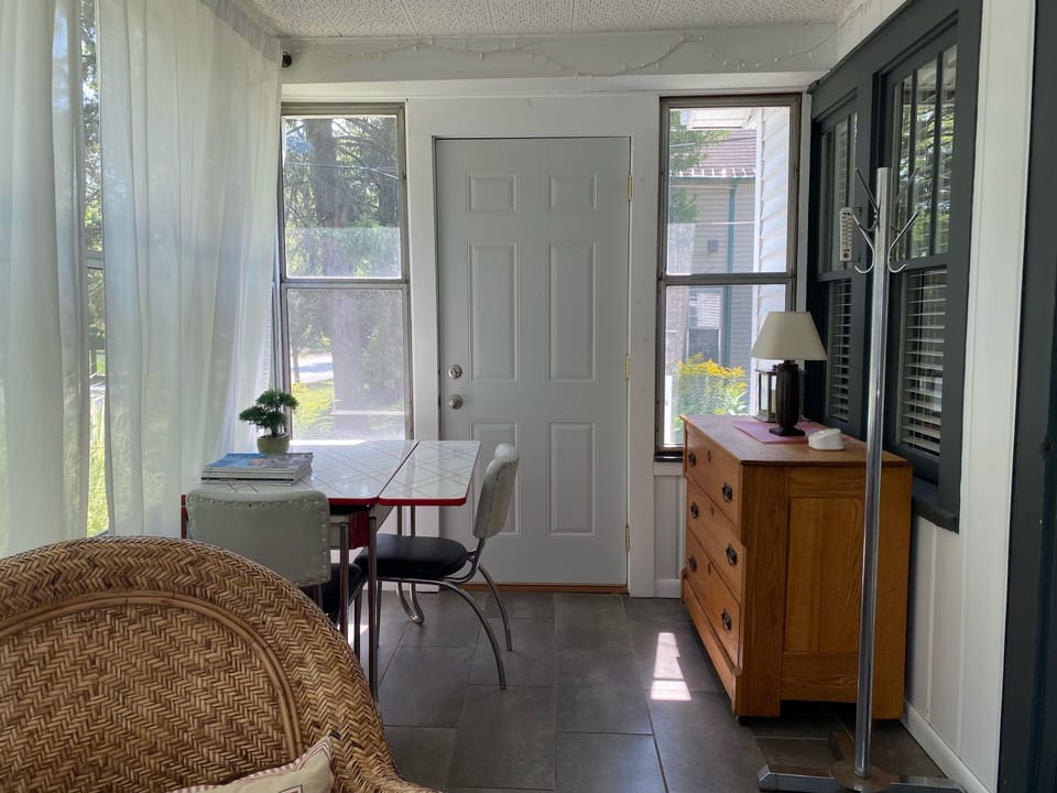Lovely sunroom in summer. Not heated for winter use.

