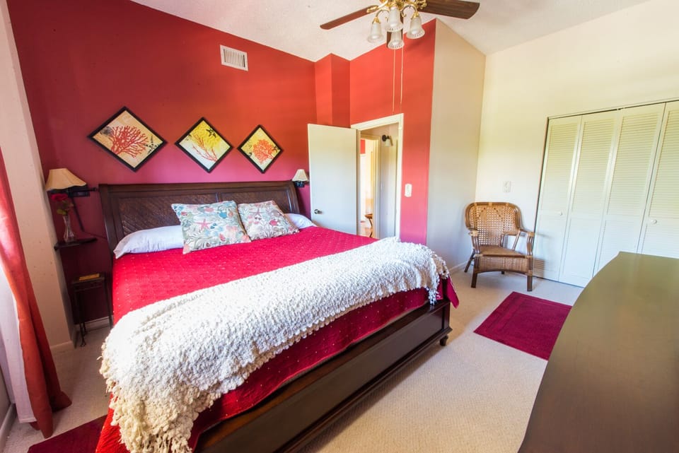 1st floor king bedroom