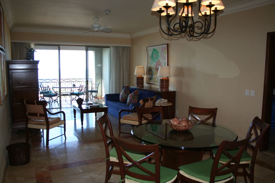 LIVING ROOM WITH QUEEN SIZE SOFA SLEEPER