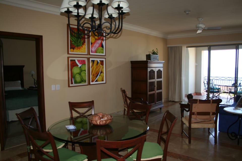 DINING/LIVING ROOM