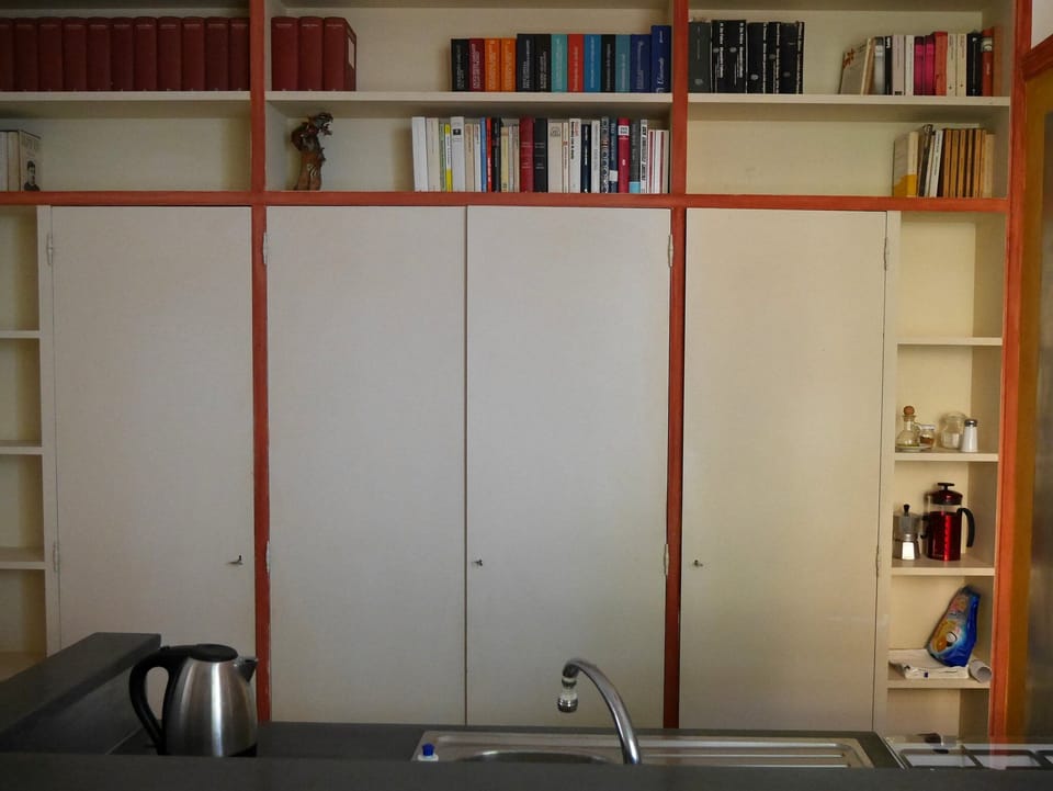 Fully equipped kitchen with cooker/oven, wash machine, fridge, kettle & utensils