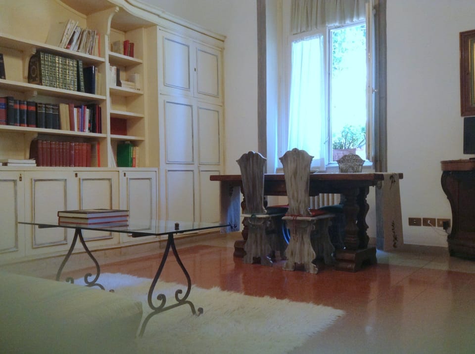 Lounge with dining space for 4