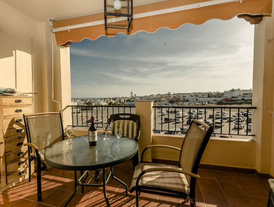 Terrace with diagonal sea view all over the parking place