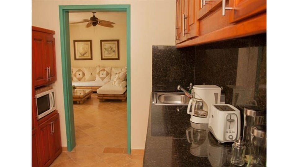 full kitchen 