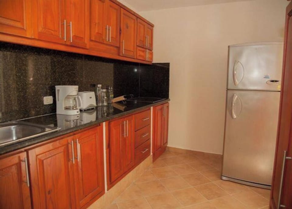 large complete kitchen 