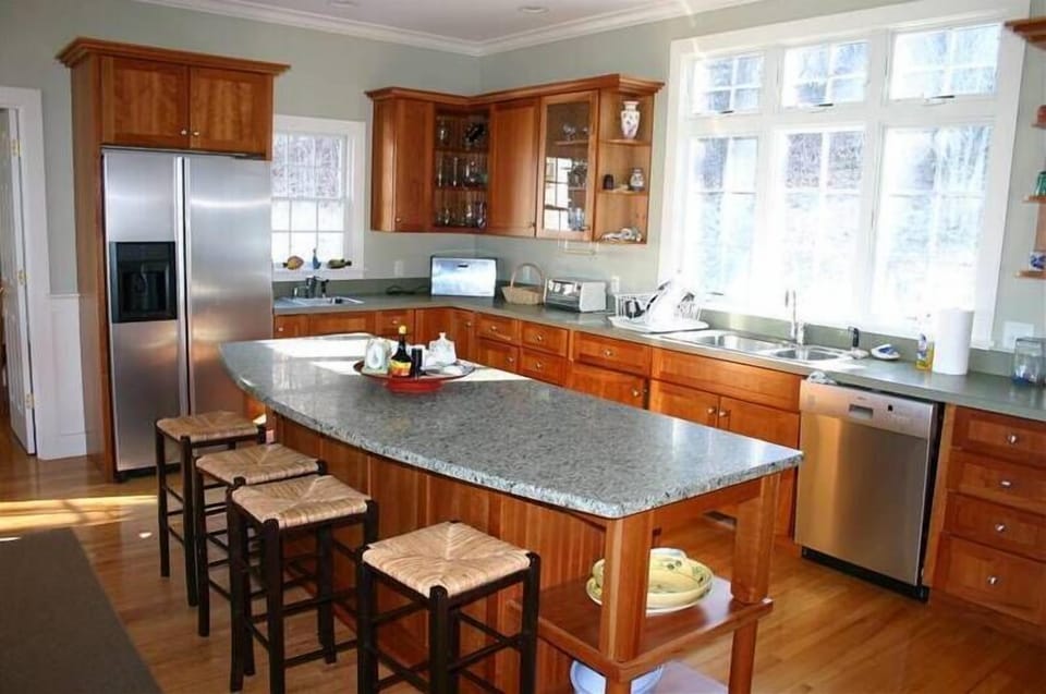 Kitchen with Breakfast Bar