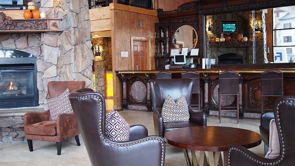 Bar, Fireplace & Coffee Bar in 1st Floor Lobby