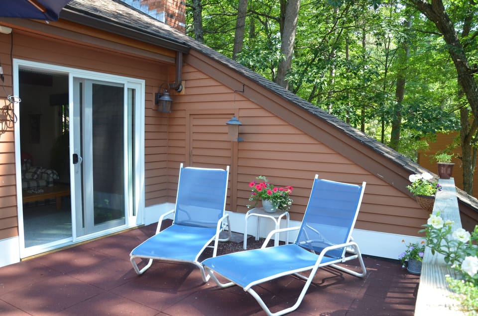 Beautiful garden deck overlooking  the lake.  Perfect for outside dining!