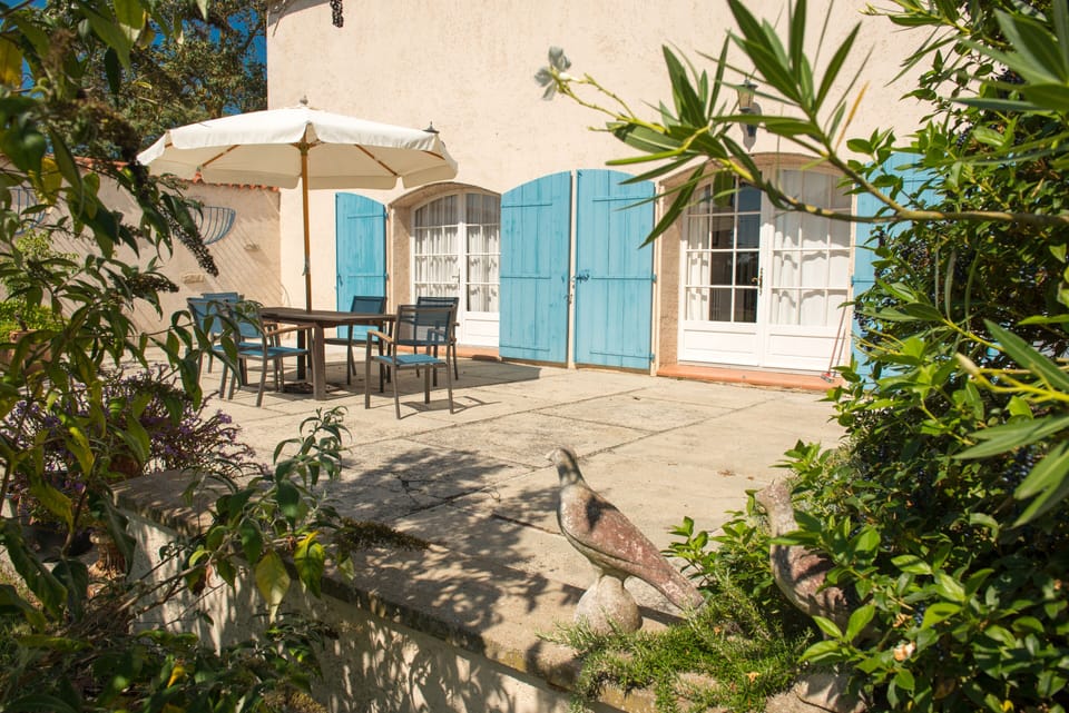 LE PALMIER: private terrace, French doors to master bedroom and living room