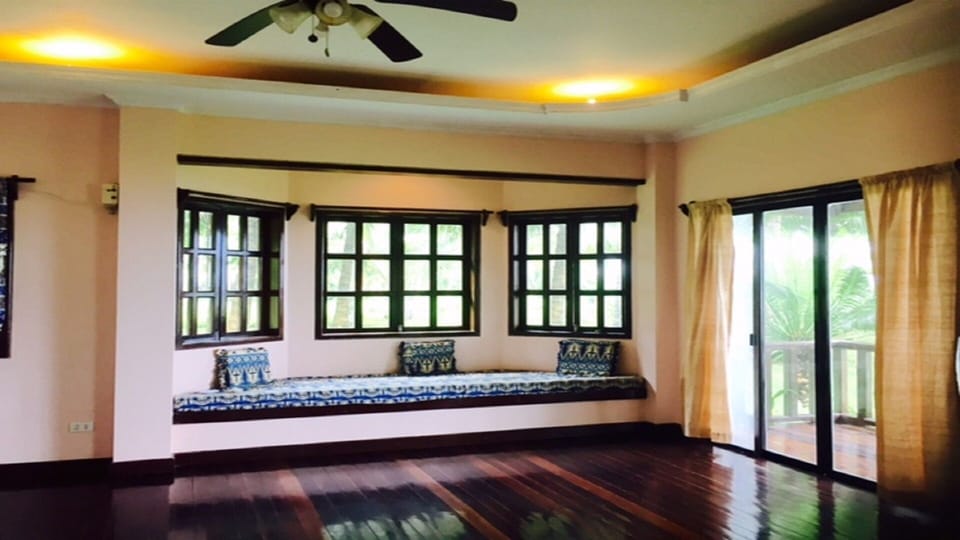 Bay Window Guest Bedroom, additional sleeping area below window