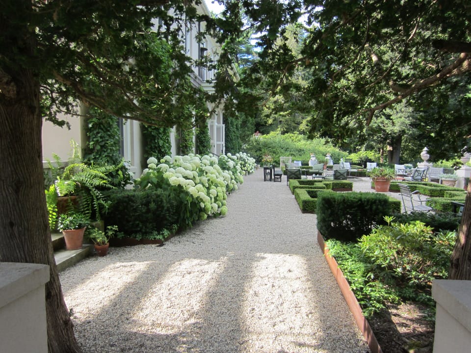 parterre with fountain and multiple seating areas