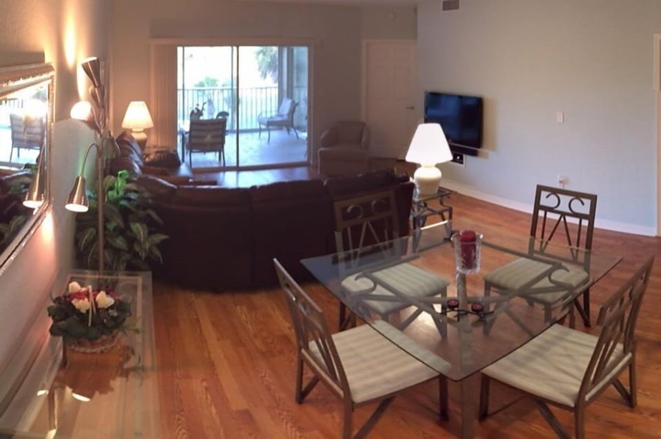 Living room with 46' HDTV, Cable TV