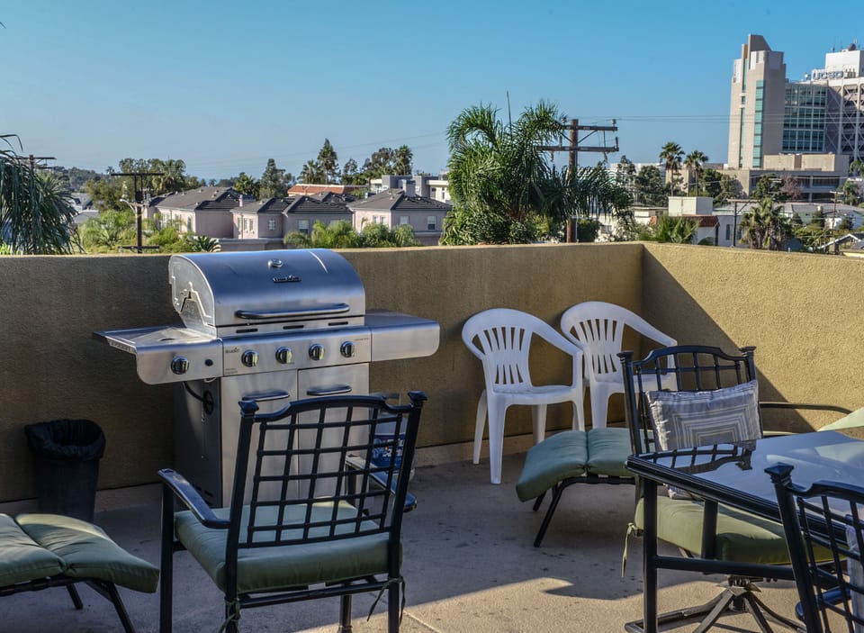 Roofdeck with view of UCSD Hospital nearby
