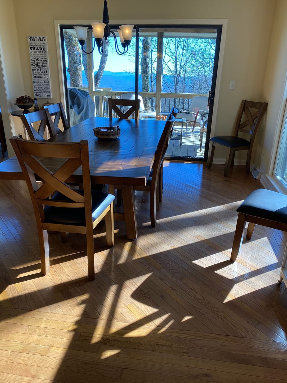 Dining area seats 8 and looks out to the beautiful mountains. 