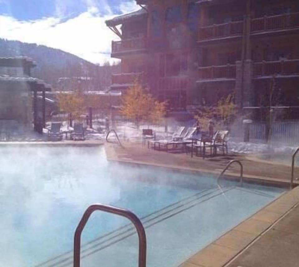 Heated pool and hot tubs to relax at the end of a ski or shopping day.