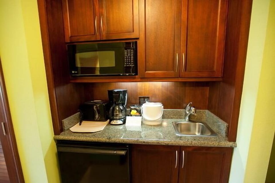 Kitchenette in 3rd Bedroom. Microwave, Refrigerator, Sink, Toaster, Coffee Maker