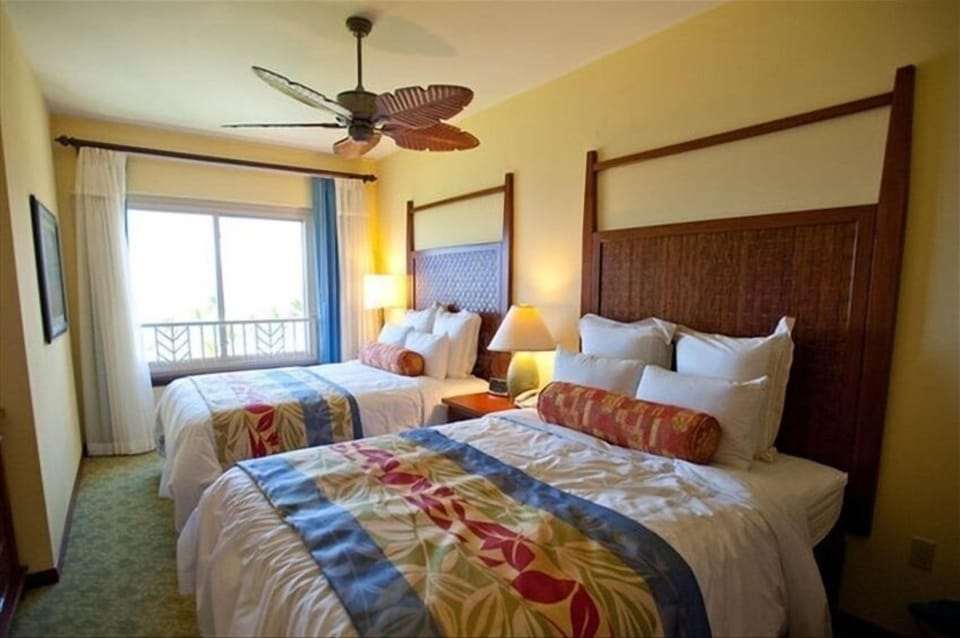 Second Bedroom - Two Queen Beds with Fantastic Views of Molakai
