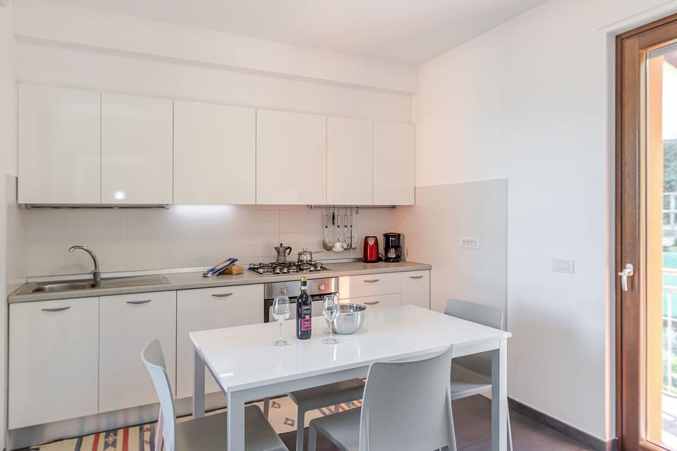 Modern, fully equipped kitchen.