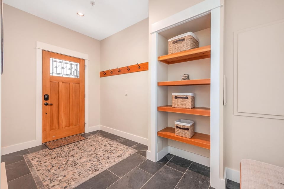 Lower Level Entryway 