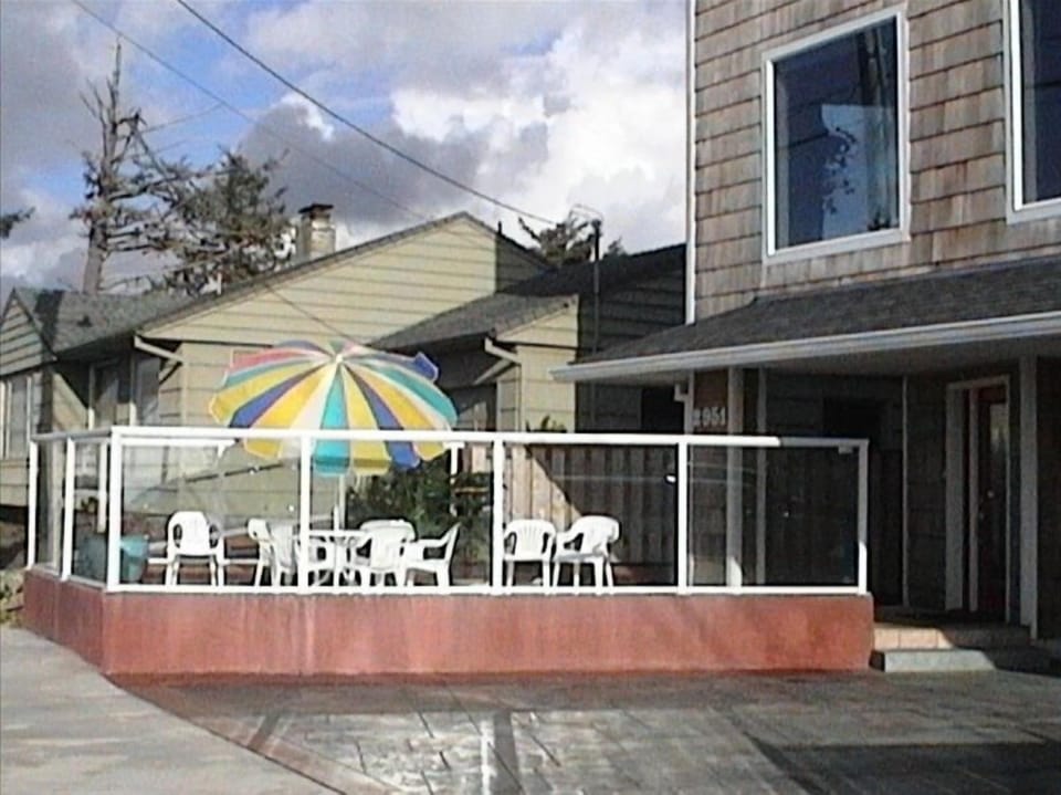 Barbeque, and enjoy the ocean from the front deck!  75' FROM THE OCEAN