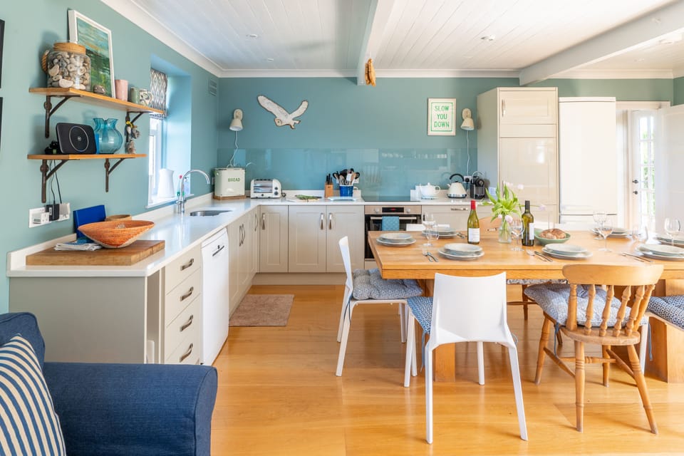 Ground floor: Bright, sociable kitchen / dining room