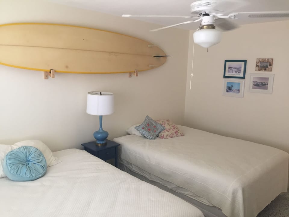 Second bedroom w/ 2 queen size beds