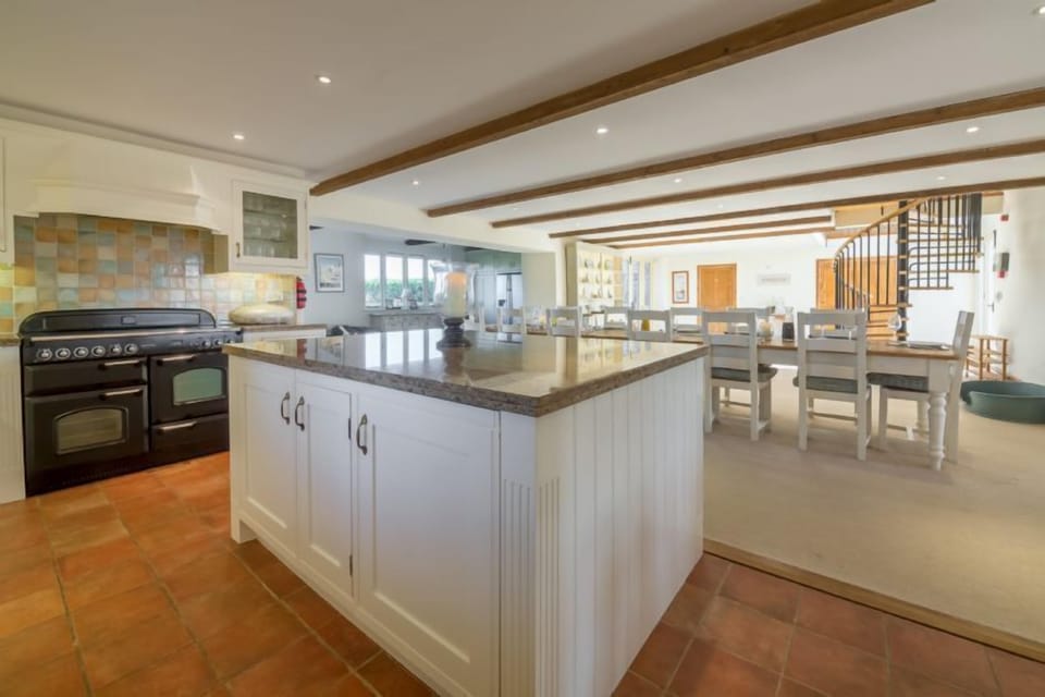 Ground floor: Kitchen with range style cooker