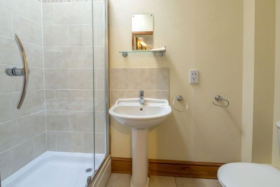 Ground floor: En-suite shower room in bedroom three