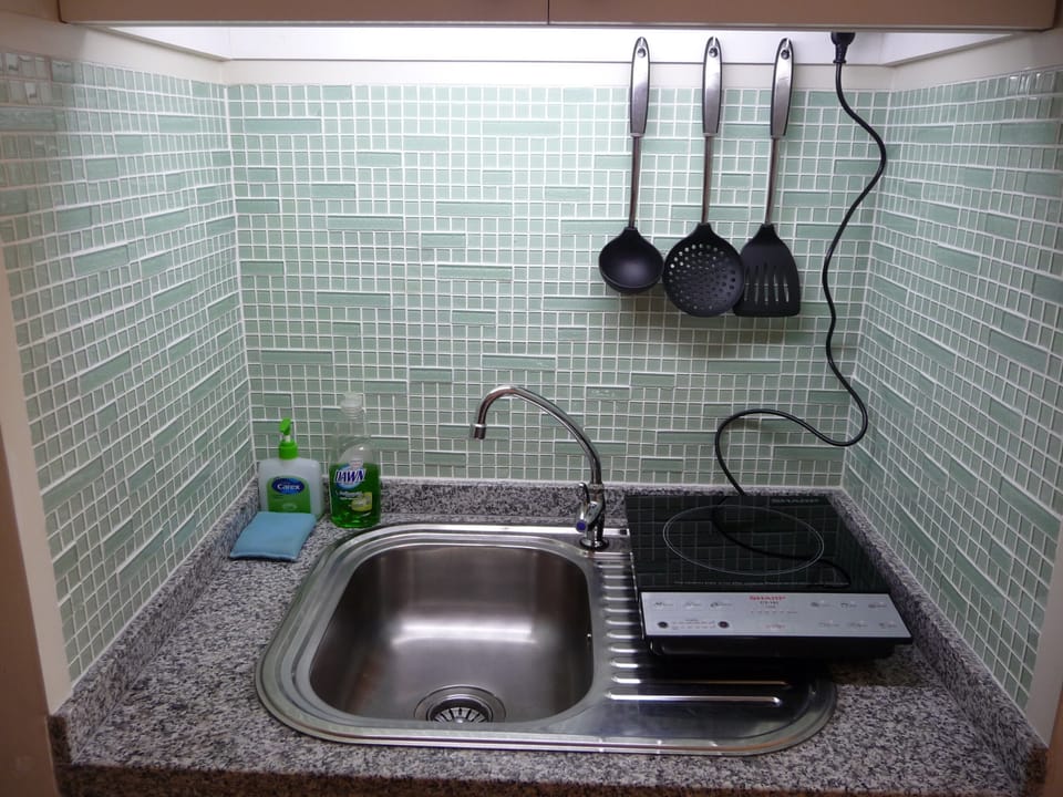 Kitchenette with hot plate.