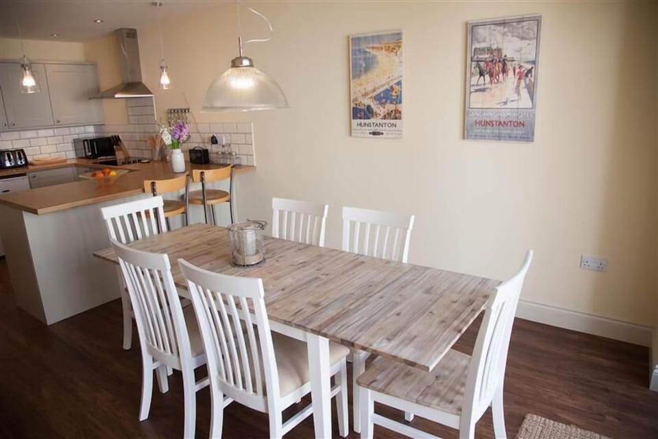 Ground floor: Dining area with seating for six