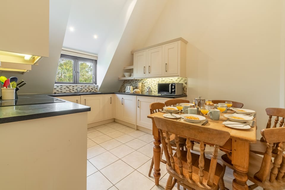 The Saltings, Blakeney: Light and airy kitchen with dining area
