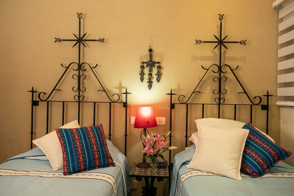 guest room, (twin beds or queen bed