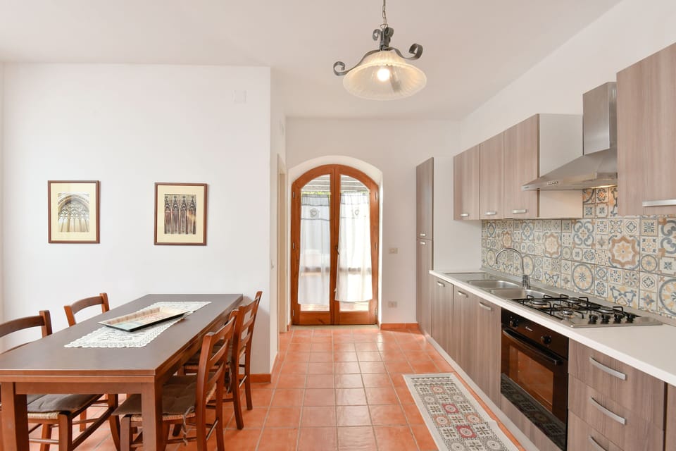 Fully equipped kitchen with dishwasher and washing machine