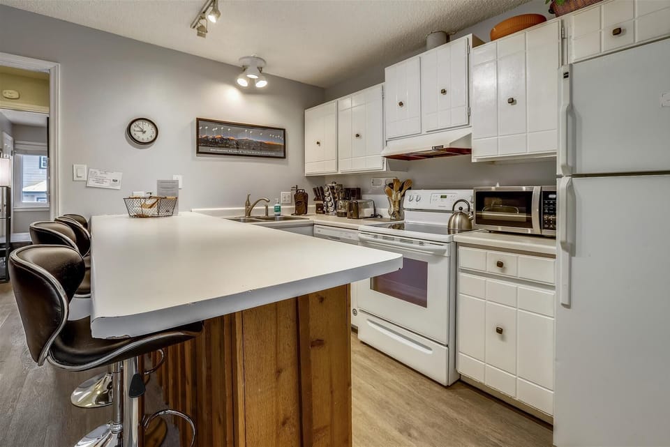 Kitchen / Bar seating