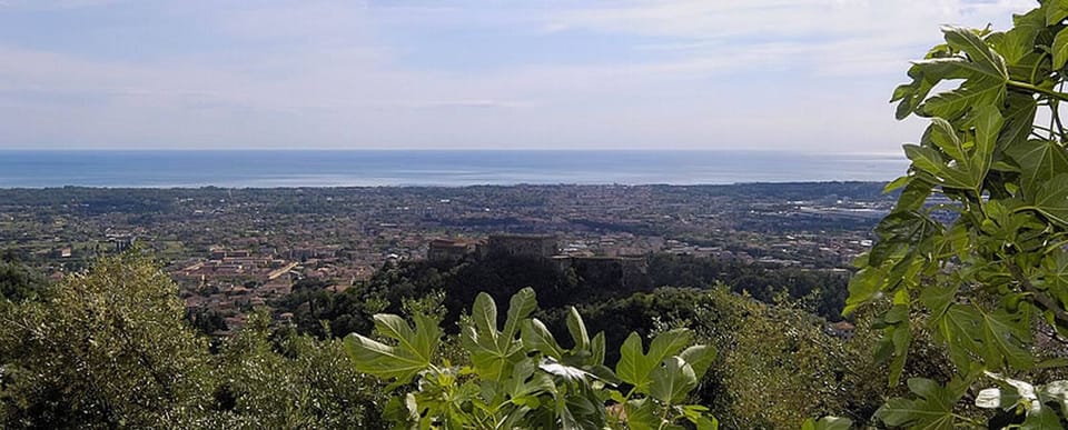 Flat with terrace,stunning view over the coast, Wi Fi, E-Car Charging station Apartment in Province of Massa and Carrara