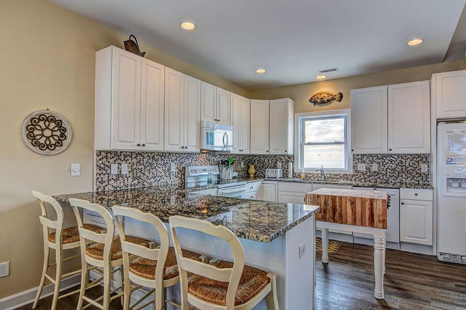 Snack bar/kitchen